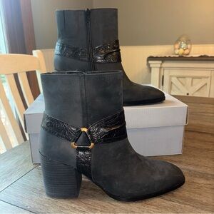 Vionic Black Ankle Booties with Sleek Design